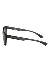 Gafas de sol de plástico negro con lentes tintados en verde. Presentan una forma angular y elegante, con el logo "ROXY" en la patilla. Diseño sólido con brazos texturizados.