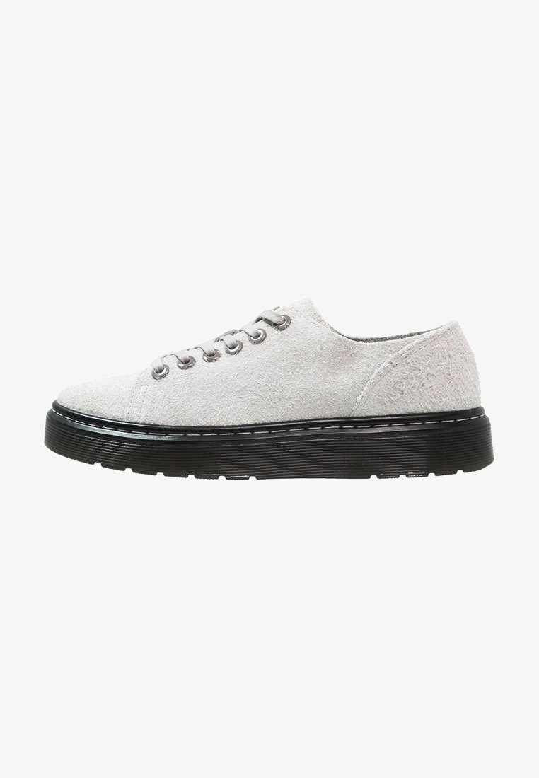 Baskets basses en daim blanc avec semelle épaisse en caoutchouc noir et œillets argentés pour les lacets, vues de profil sur fond blanc.