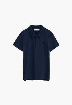 Polo bleu marine à manches courtes avec trois boutons, col et petit logo brodé rouge sur la poitrine gauche.