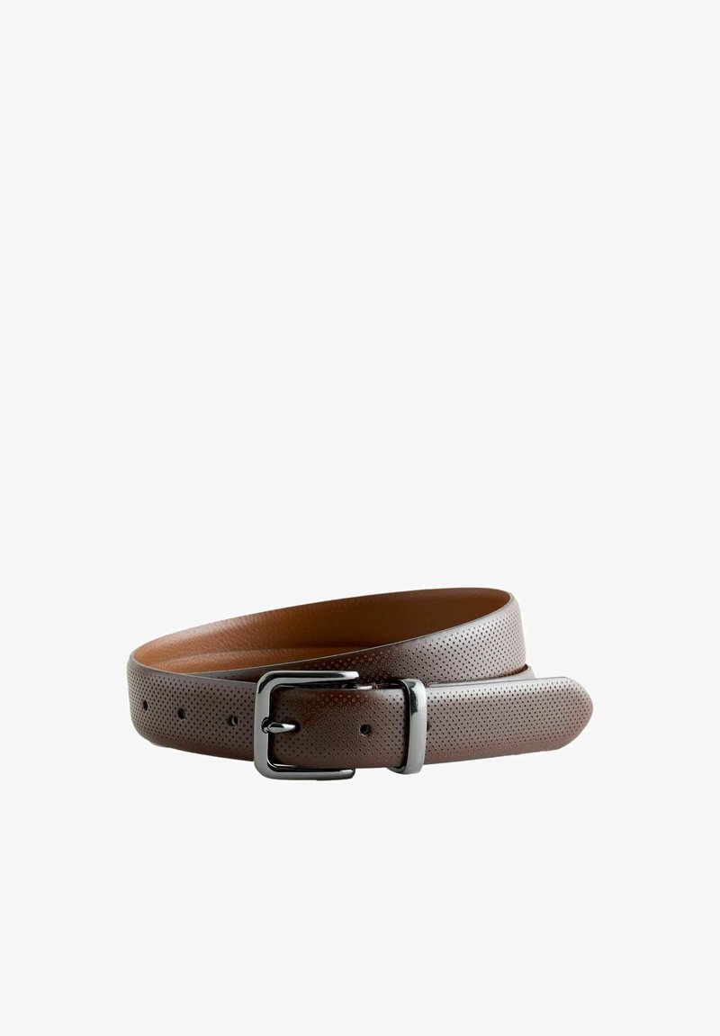 Ceinture en cuir marron avec de petites perforations, boucle en métal argenté et passant de ceinture, enroulée sur un fond blanc.