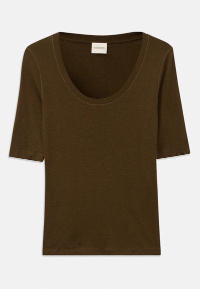 Camisa marrón de manga corta hecha de una tela suave con escote redondeado y un diseño simple y limpio. Sin estampados ni detalles adicionales.