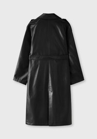 Long manteau noir en cuir synthétique avec col, manches longues et détail ceinture dans le dos, montré de dos sur un fond uni.