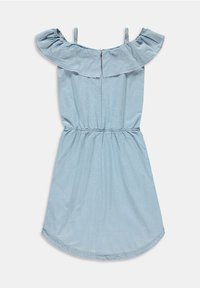 Robe bleu clair à épaules dénudées avec un col froncé, taille élastique et ourlet arrondi, dotée d'une texture de tissu douce et lisse.