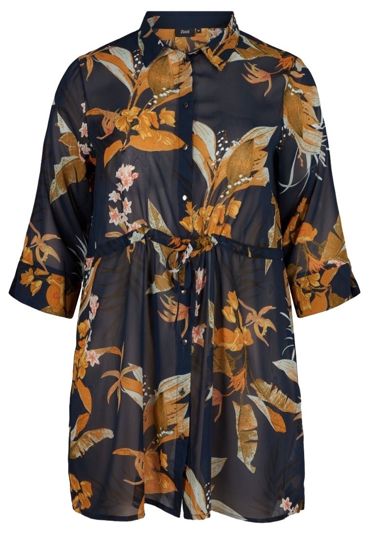 Camicia trasparente blu navy con motivo floreale arancione e bianco su tutta la superficie, con chiusura frontale con bottoni, colletto e dettaglio con laccio in vita.