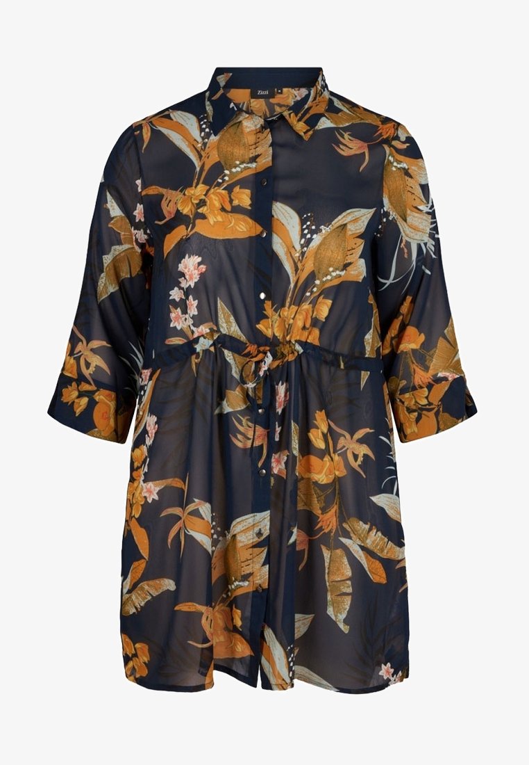 Camicia trasparente blu navy con motivo floreale arancione e bianco su tutta la superficie, con chiusura frontale con bottoni, colletto e dettaglio con laccio in vita.