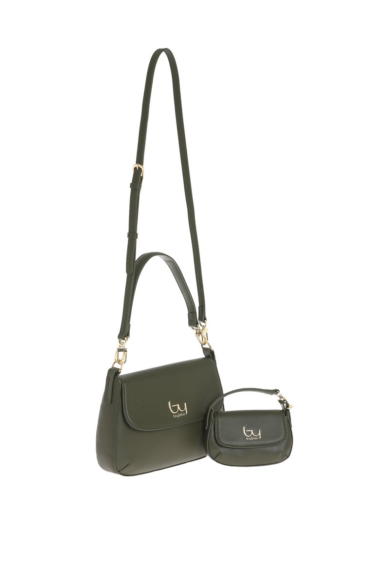 Set di borse in ecopelle verde, con una borsa più grande dotata di chiusura con patta e ferrature dorate, più una piccola pochette coordinata con manico.