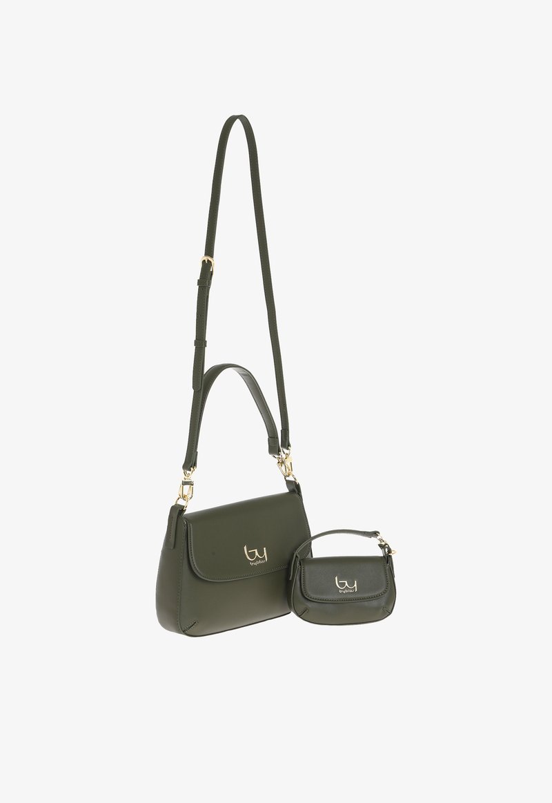 Set di borse in ecopelle verde, con una borsa più grande dotata di chiusura con patta e ferrature dorate, più una piccola pochette coordinata con manico.