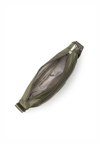 Bag in tessuto satin verde oliva con chiusura a zip, caratterizzato da una texture liscia e un ampio interno. Il design è elegante e allungato.