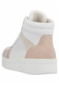 Sneakers montants en cuir blanc avec des accents en daim rose, design perforé sur le côté et semelle en caoutchouc blanc texturé.