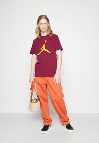 Jordan JUMPMAN SS CREW - T-shirt estampada - cherrywood red/taxi