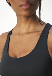 Girlfriend Collective FLOAT ELLA SCOOP BRA - Sujetadores deportivos con sujeción media - black