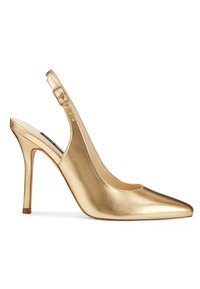 Zlatý vysoký podpatek s otevřenou patou a špičatou špičkou, hladký metalický povrch a detail s přezkou na popruhu.