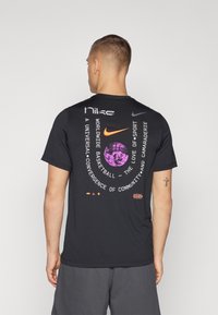 Nike Performance - TEE VERB - Sports T-shirt - black Thumbnail Image 1