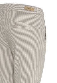 Bézs és fehér színű, függőleges csíkozású nadrág hátsó díszzsebbel és világosbarna bőr "fransa" márkacímkével a derékpánton.