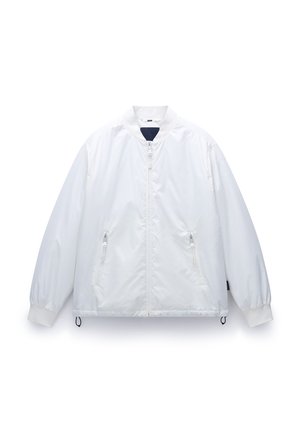Giacca bomber bianca, materiale nylon leggero, chiusura a zip, polsini a coste, due tasche frontali con zip, orlo elasticizzato, design minimalista.