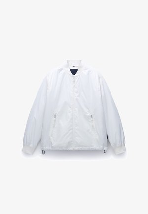Hvid bomberjakke, letvægts nylonmateriale, lynlåslukning, ribbede manchetter, to frontzip-lommer, elastisk kant, minimalistisk design.