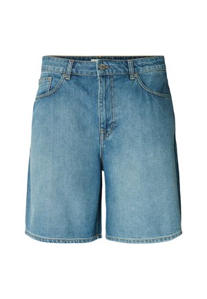Short en denim bleu moyen avec bouton sur le devant, cinq poches, passants pour ceinture et coupe droite sur fond blanc.
