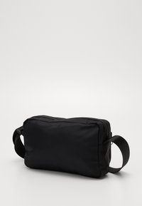 Monki Axelremsväska - black