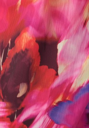 Tessuto fluido con un vivace motivo floreale in tonalità di rosa, rosso e viola, caratterizzato da una trama liscia e una morbida caduta.