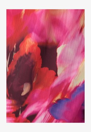 Tissu fluide avec un motif floral vibrant dans des nuances de rose, rouge et violet, présentant une texture lisse et un drapé doux.