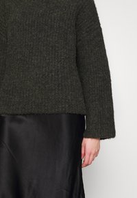 Weekday Sweter