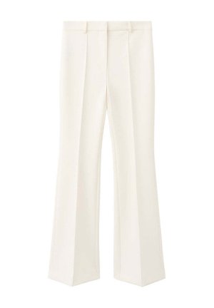 Pantalones a medida de color crema con pliegue frontal y trabillas para el cinturón, diseñados con una pierna ligeramente acampanada.