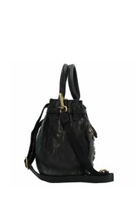 Borsa a mano in pelle nera con forma arrotondata, doppio manico, cinturino regolabile e dettagli hardware decorativi ai lati.