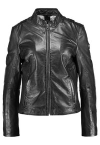 Černá kožená bunda s přiléhavým střihem, zapínáním na zip, stojacím límcem a hladkou texturou. Má boční kapsy a minimalistický design.