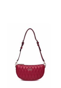 Borsa a tracolla rossa trapuntata con forma curva, dotata di una tracolla rimovibile e hardware dorato. Nome del marchio "GUESS" impresso sul fronte.