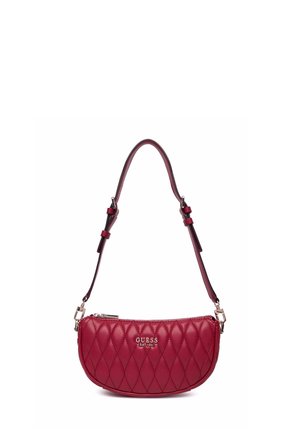 Borsa a tracolla rossa trapuntata con forma curva, dotata di una tracolla rimovibile e hardware dorato. Nome del marchio "GUESS" impresso sul fronte.