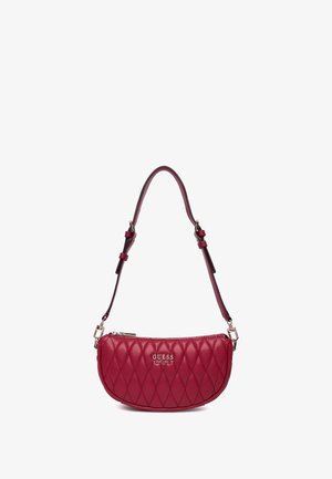 Borsa a tracolla rossa trapuntata con forma curva, dotata di una tracolla rimovibile e hardware dorato. Nome del marchio "GUESS" impresso sul fronte.