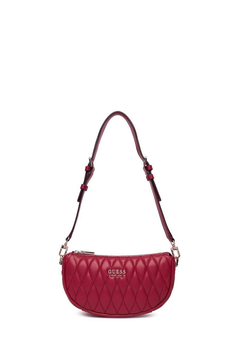 Borsa a tracolla rossa trapuntata con forma curva, dotata di una tracolla rimovibile e hardware dorato. Nome del marchio "GUESS" impresso sul fronte.