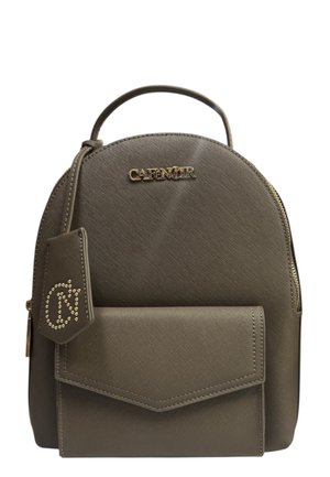 Zaino in pelle sintetica verde oliva con parte superiore arrotondata, accessori in oro e una tasca con patta anteriore che presenta un logo decorativo e borchie.