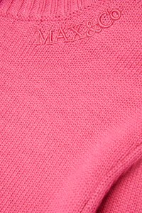 Rosa strikket genser med ribbestrikket halslinning. "MAX&Co"-logoen er brodert med en matchende rosa tråd på stoffet.