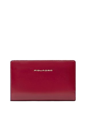Cartera de cuero roja con textura suave, con el logotipo dorado "Piquadro" centrado en el frente y una forma rectangular elegante.