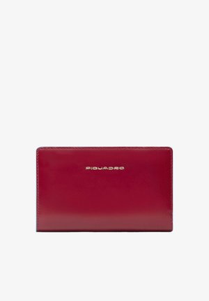 Rotes Lederportemonnaie mit glatter Oberfläche, das goldene Logo "Piquadro" zentriert auf der Vorderseite und einer eleganten rechteckigen Form zeigt.