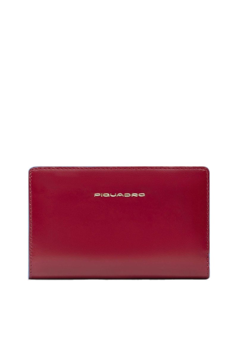 Cartera de cuero roja con textura suave, con el logotipo dorado "Piquadro" centrado en el frente y una forma rectangular elegante.