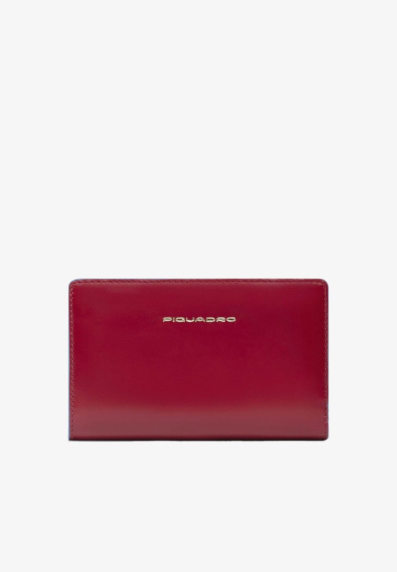 Cartera de cuero roja con textura suave, con el logotipo dorado "Piquadro" centrado en el frente y una forma rectangular elegante.