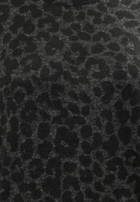 Tessuto nero con una consistenza morbida, caratterizzato da un motivo leopardato grigio scuro. Il design include forme irregolari su uno sfondo tenue.