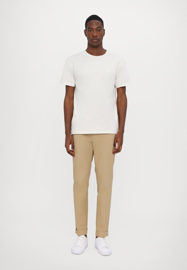 STRETCH CHINO SUIT TROUSER - Trousers - monument tan2