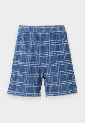 Calções de ganga com bainha desfiada, apresentando um padrão de xadrez azul. Cintura elástica, corte reto e textura suave.