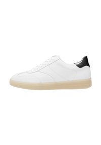 Hvide lædersneakers med en glat overflade, rund tå, sort hælaccent og en gennemsigtig gummisål. Snørerne sikrer fronten.