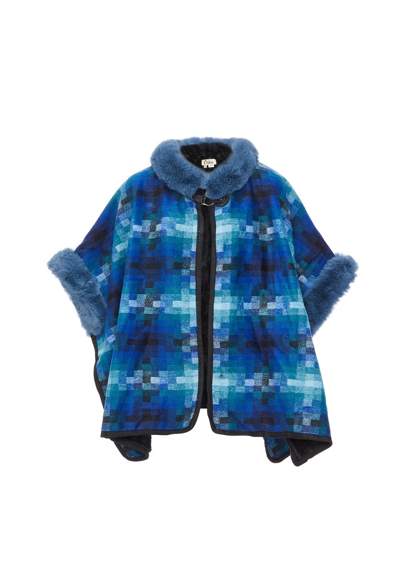 Poncho în carouri albastre, cu un guler și mâneci din blană artificială, cu un fermoar negru în contrast și textură diferită. Model pătrat în nuanțe diverse de albastru.
