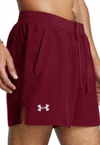 Under Armour LAUNCH - Spordišortsid - cardinal