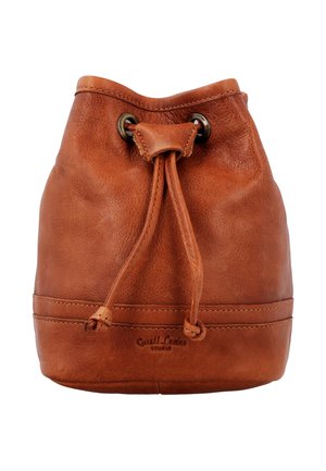 Braune Leder-Schultertasche mit Kordelzug, Metallösen und geprägtem Markennamen nahe der unteren Mitte.