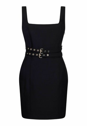 Crna uska haljina bez rukava s kvadratnim izrezom i dvostrukim remenom s metalnim okovima oko struka.