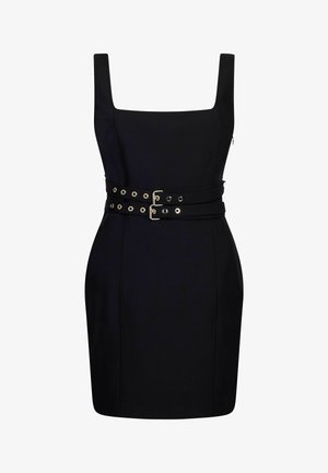 Crna uska haljina bez rukava s kvadratnim izrezom i dvostrukim remenom s metalnim okovima oko struka.
