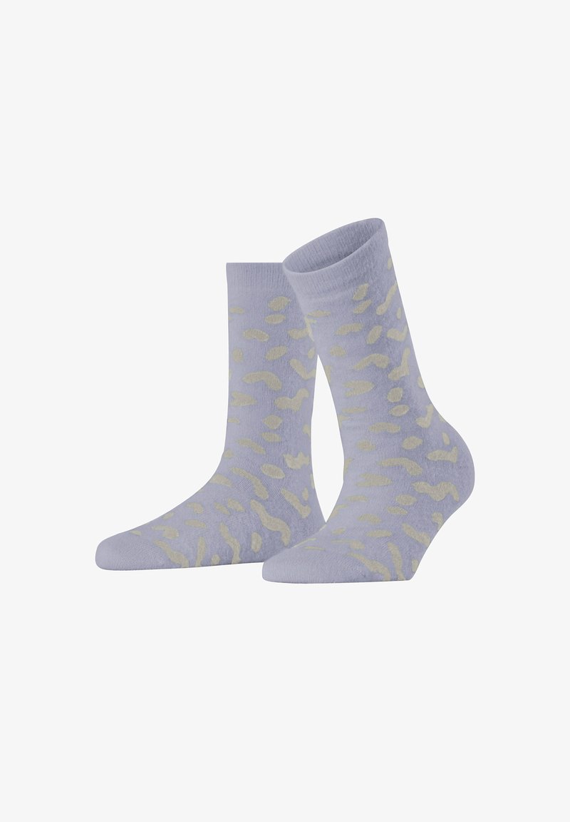 Lavendelfarbene Socken mit einem verstreuten goldenen Muster, aus weichem Stoff gefertigt, mit einem gerippten Bündchen und glatter Textur.