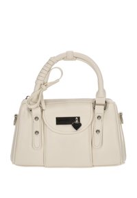 Bolso color crema de material de cuero, forma estructurada, asa corta con detalle envolvente, herrajes en tono plateado y acento en forma de corazón.