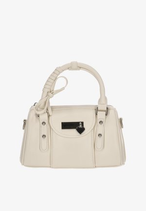 Geantă de mână de culoare crem, din material din piele, cu formă structurată, toartă scurtă cu detaliu înfășurat, accesorii argintii și accent în formă de inimă.